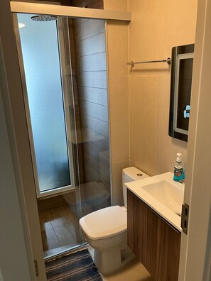 Douche, serviettes fournies, savon, papier toilette