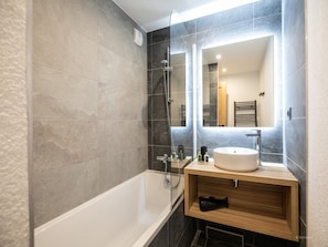 Apartment | Badezimmer | Badewanne