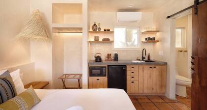 Stylish Studio - Walk to the Beach!