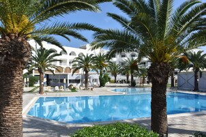 Una piscina cubierta, una piscina al aire libre de temporada