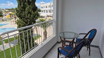 Habitación básica con 1 cama doble o 2 individuales, vistas a la ciudad | Balcón