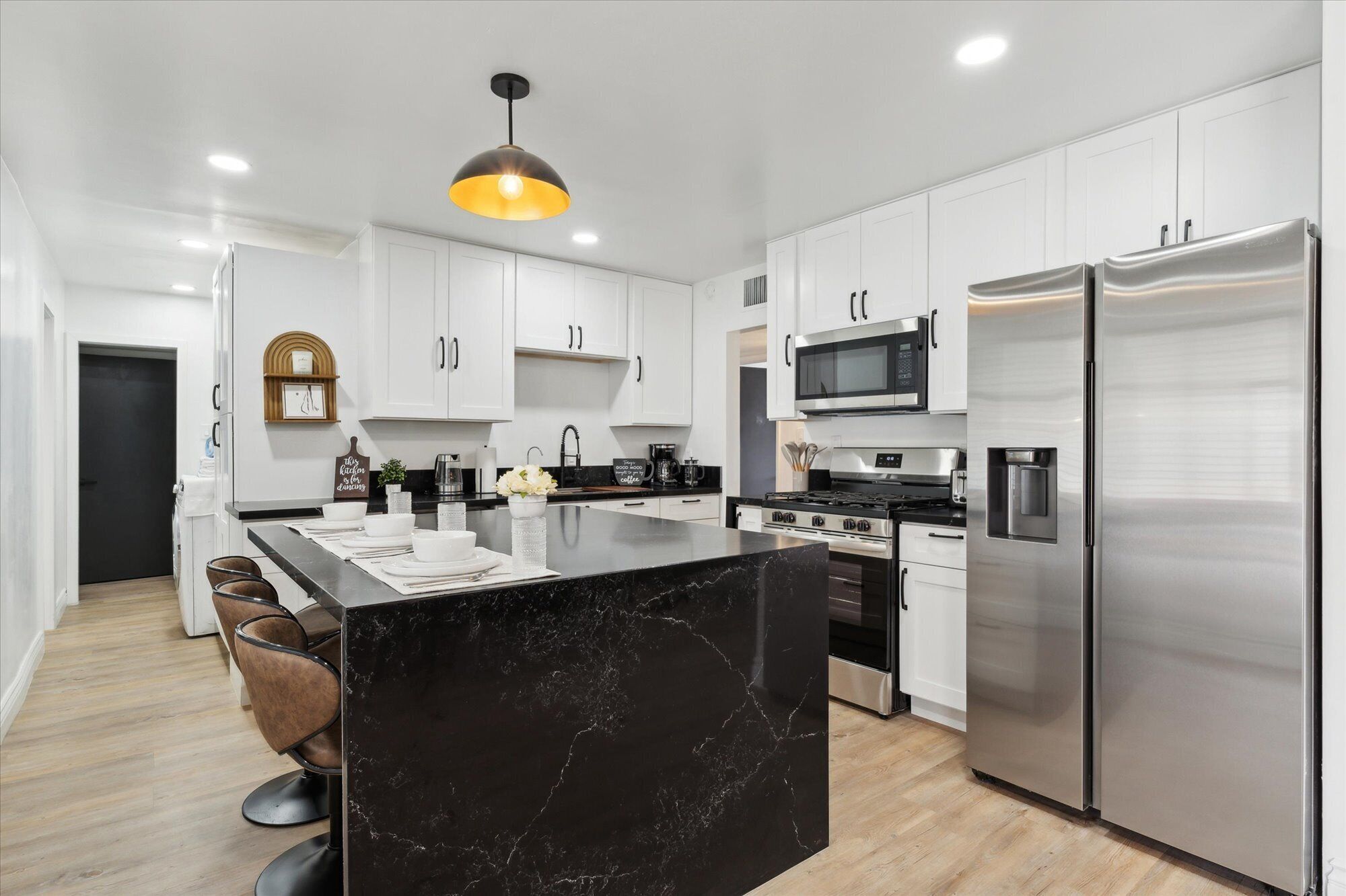 Een koelkast, een magnetron, een oven, een kookplaat