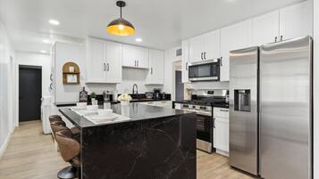 Een koelkast, een magnetron, een oven, een kookplaat