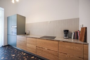 Fridge, oven, stovetop, dishwasher