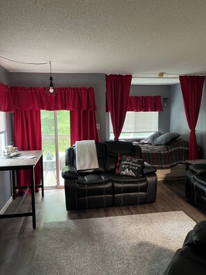 Living area - Cozy 1-bedroom condo with fitness room, WiFi in lovely Claysburg (Claysburg)