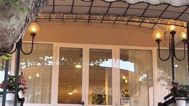 Una scala con gradini colorati che conduce all'ingresso di un edificio.