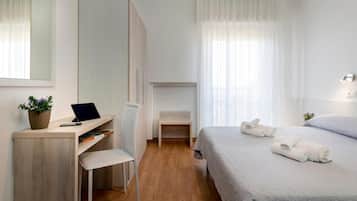 1 chambre, bureau, fer et planche Ă repasser, lit parapluie