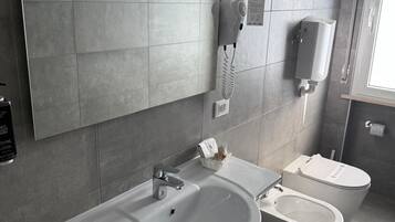 Asciugacapelli, asciugamani, sapone, carta igienica