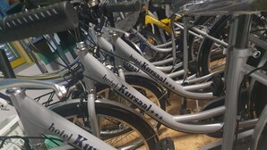Una bicicletta con il marchio 'hotel Kursaal'.
