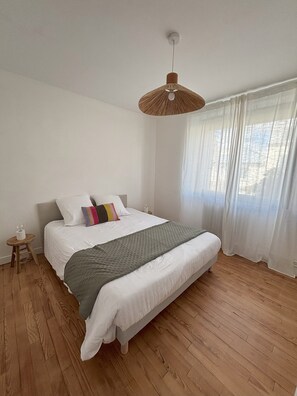 3 bedrooms, iron/ironing board, travel crib, free WiFi - Sea view house with terrace (Brest)