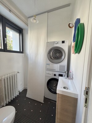 Hair dryer, towels, soap, shampoo - Sea view house with terrace (Brest)