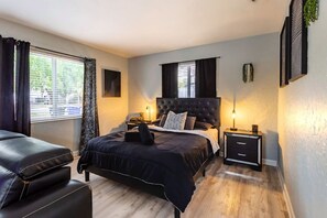 4 bedrooms, desk, WiFi