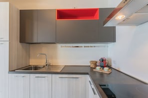 Réfrigérateur, micro-ondes, four, plaque de cuisson