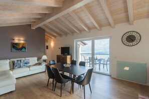 Interior - Blooms by the Lake - Four Bedroom Apartment, Sleeps 9 (Aurogna)