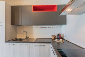 Kühlschrank, Mikrowelle, Ofen, Herdplatte