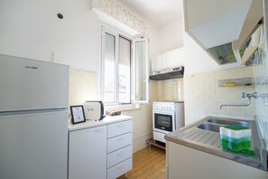 Fridge, stovetop, dishwasher, coffee/tea maker