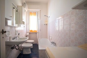 Haartrockner, Bidet, HandtĂŒcher