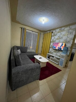 Classic-Apartment, Stadtblick | Wohnbereich | 24-Zoll-Smart-TV mit Digitalempfang