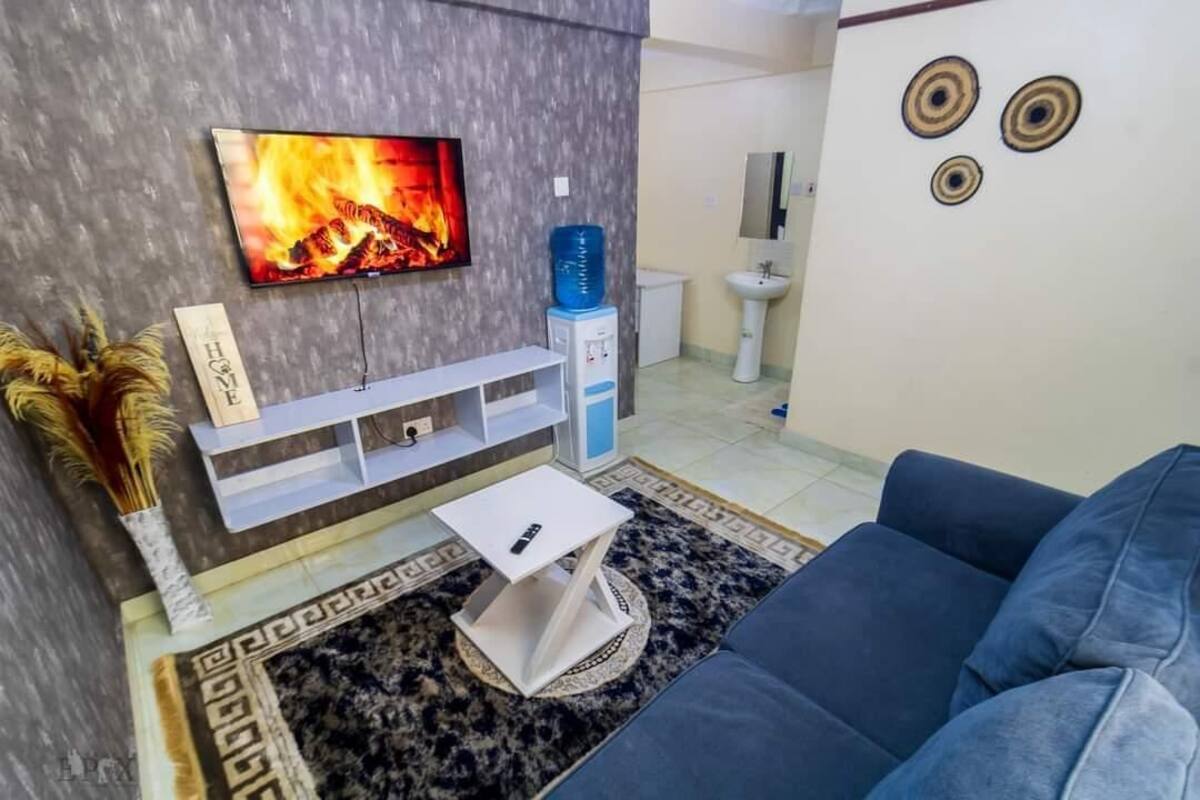 Deluxe appartement, uitzicht op stad | Woonruimte | Een 24-inch smart-tv met digitale zenders