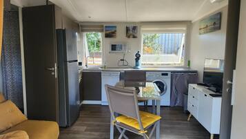 Frigorífico, microondas, placa de cocina y lavavajillas