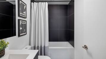 Séchoir à cheveux, bidet, serviettes fournies, savon