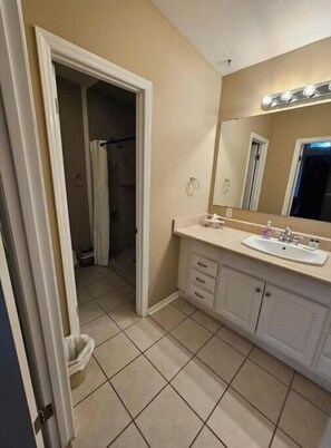 Dusch, hårtork, handdukar och tvål