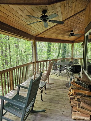 Outdoor dining - Great family cabin w/hot tub (Asheville)