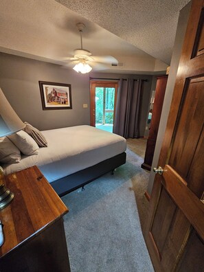 3 bedrooms, iron/ironing board, travel cot, free WiFi - Great family cabin w/hot tub (Asheville)