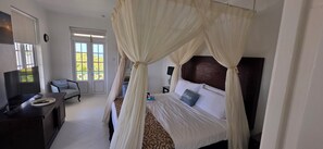 6 bedrooms, iron/ironing board, WiFi, bed sheets