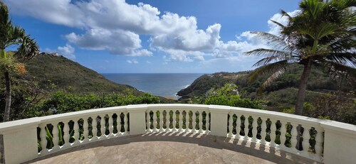 5 Bedroom, luxury private villa with pool & 360' ocean views