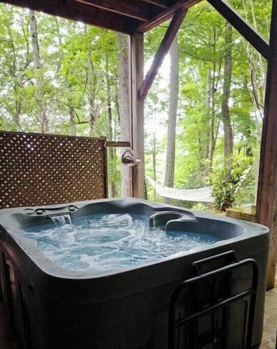 Honeymoon cabin for 2 w/hottub 6mi to DT Asheville