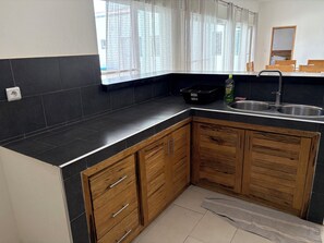 Kylskåp, mikrovågsugn, ugn och spishäll