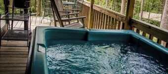 Peaceful cabin in the mountains /w hot tub