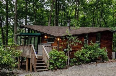 Peaceful cabin in the mountains /w hot tub