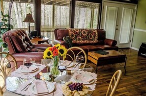 テレビ、暖炉、DVD プレーヤー