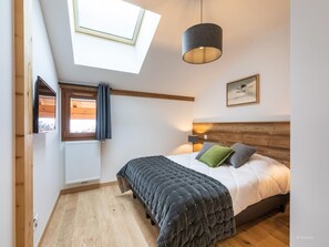 3 bedrooms, bed sheets