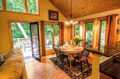 Perfect Honeymoon cabin w/hot tub