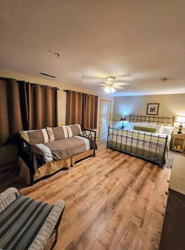 1 chambre, fer et planche à repasser, lit parapluie, Wi-Fi gratuit