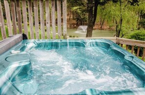 Outdoor spa tub - Ranch style cabin 3.7 miles from Biltmore House (Asheville)