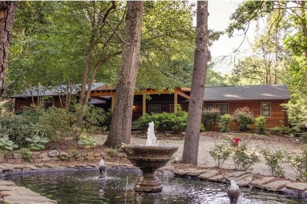 Property grounds - Ranch style cabin 3.7 miles from Biltmore House (Asheville)