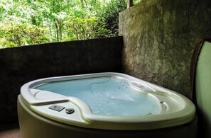 Outdoor spa tub - Romantic getaway for 2 w/hot tub (Asheville)