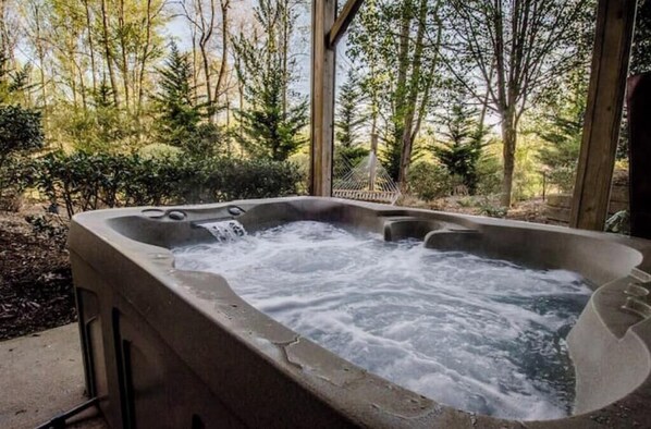 Outdoor spa tub