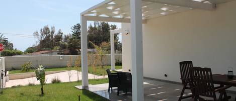 屋外ダイニングエリア