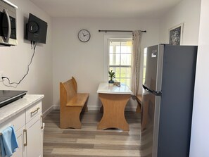 Refrigerador, microondas, placa de cocina, cafetera/tetera