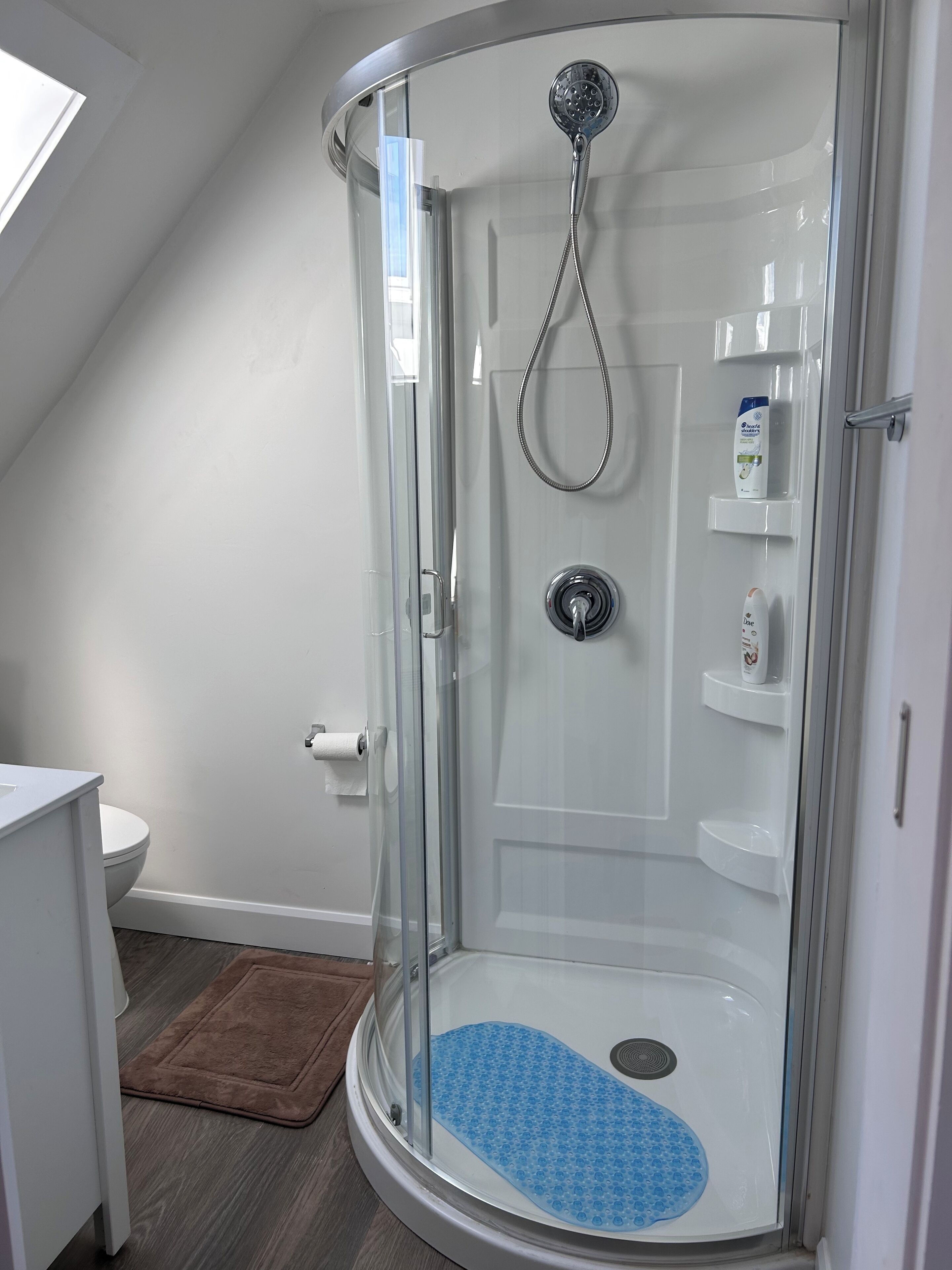 Douche, sèche-cheveux, serviettes fournies, savon