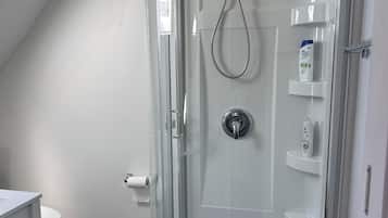 Douche, sĂšche-cheveux, serviettes fournies, savon