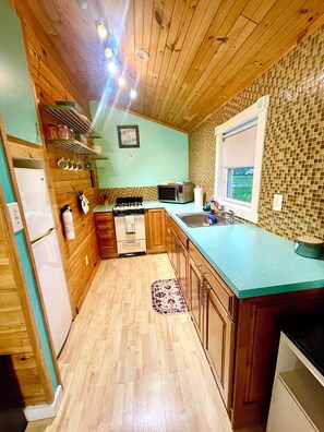 Fridge, microwave, oven, stovetop - Tiny Glamping Experience with AC and access to Lake Champlain (West Chazy)