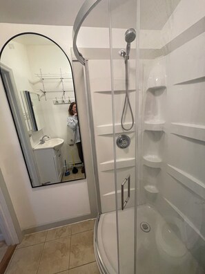 Hair dryer, towels, soap, shampoo - Tiny Glamping Experience with AC and access to Lake Champlain (West Chazy)