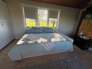 1 habitación, tabla de planchar con plancha y ropa de cama