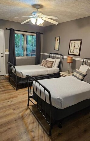 2 chambres, fer et planche à repasser, lit parapluie, Wi-Fi gratuit